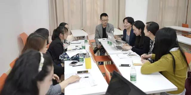 学员们热烈讨论