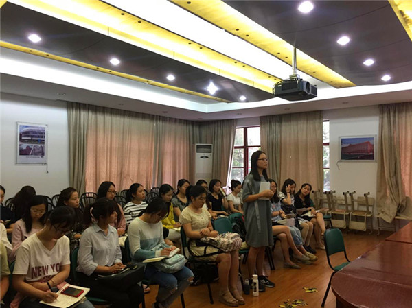 新生党员踊跃发言