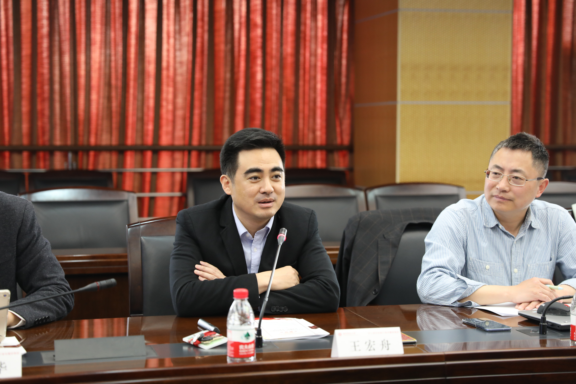 校党委常务副书记王宏舟作报告