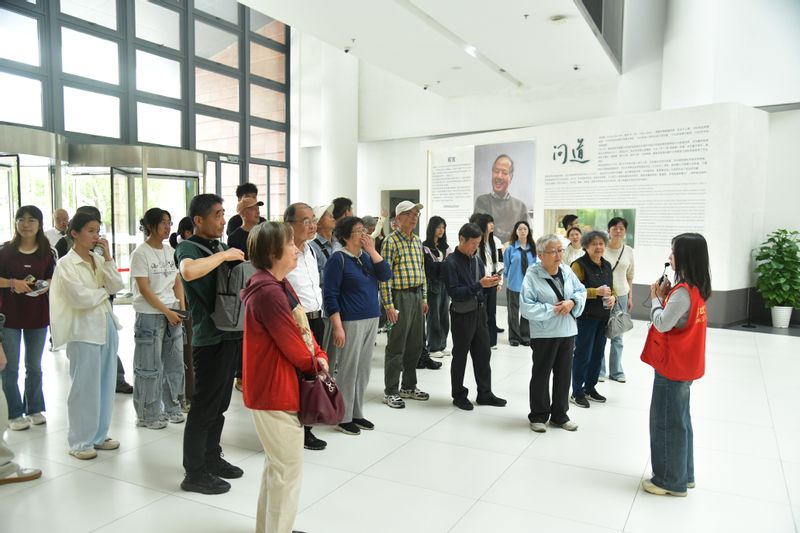 图5 参观上海交大李政道图书馆.JPG 图5 参观上海交大李政道图书馆.JPG