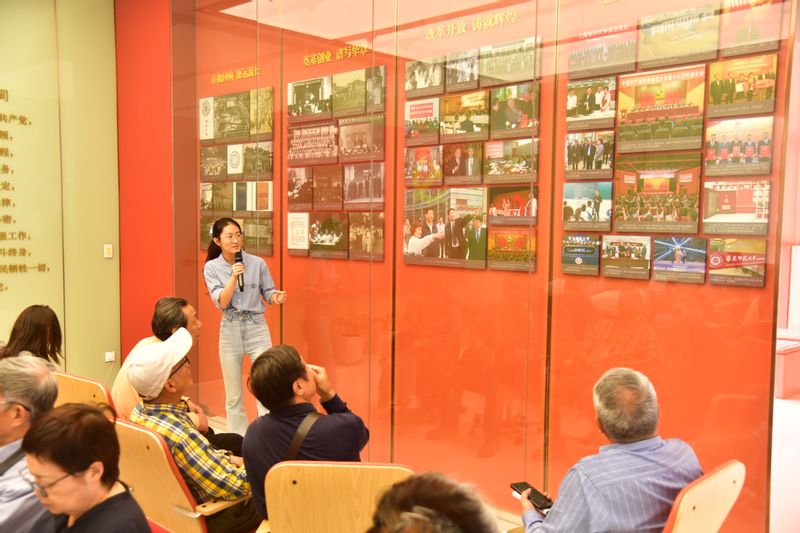 图8 参观学校党建服务中心.JPG 图8 参观学校党建服务中心.JPG