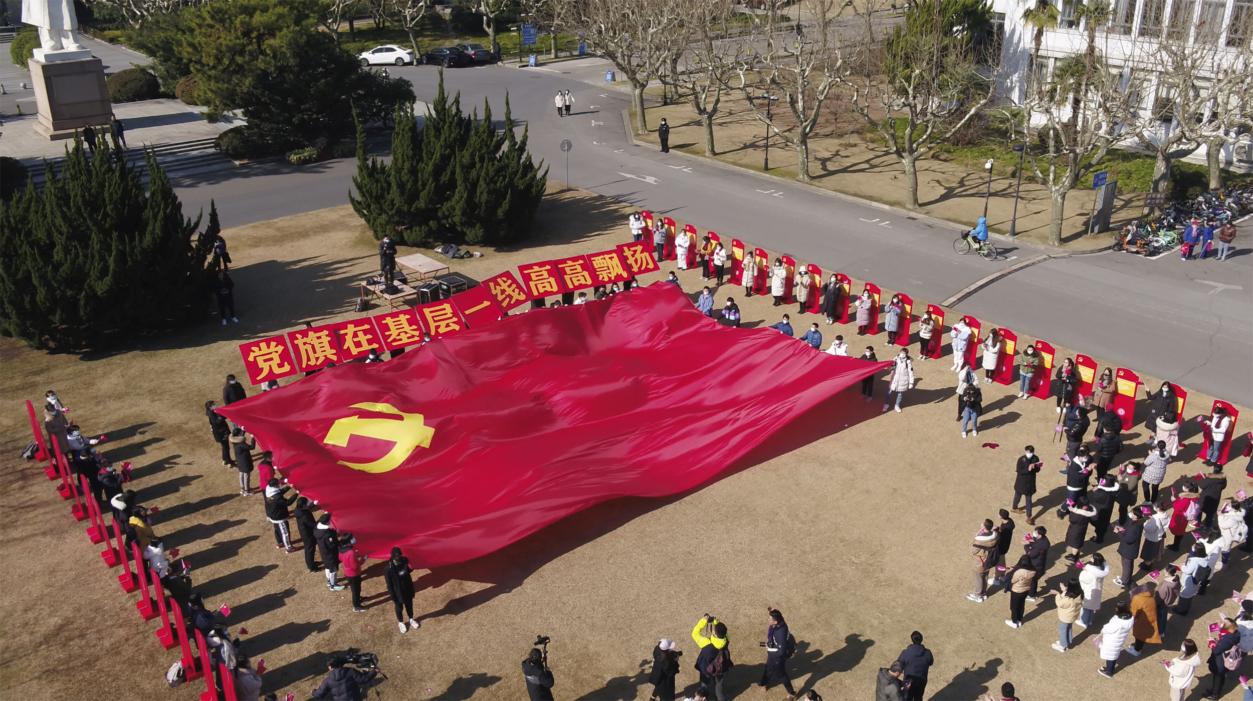 黨旗傳遞黨旗所指,即是勝利所向.